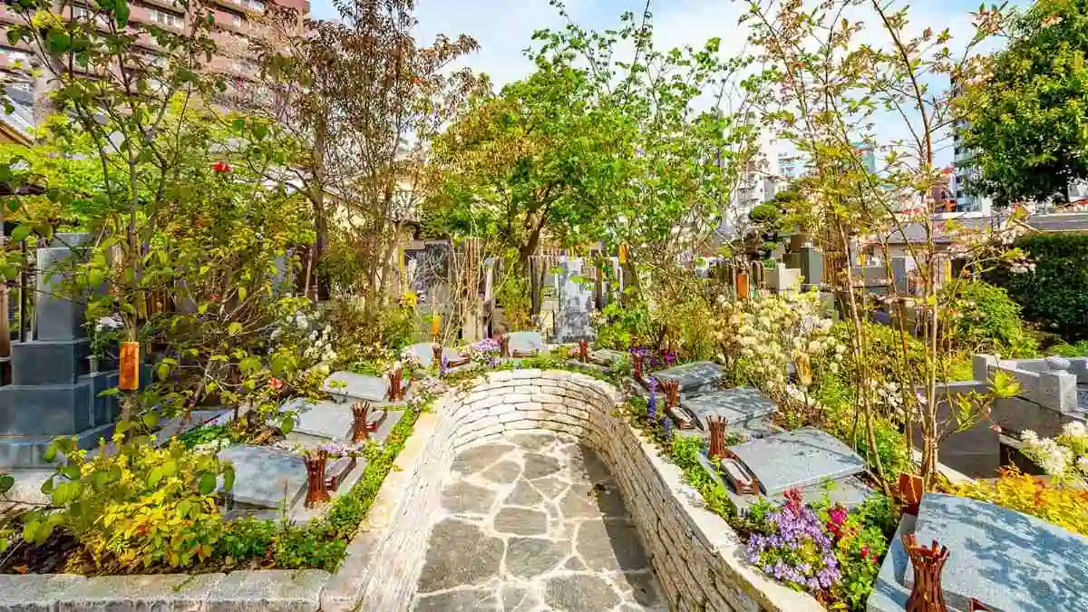 秋の陽射しに映える庭苑