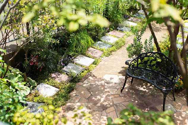 緑に囲まれた牛込庭苑の風景
